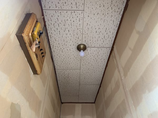 足立区梅島にて、アパートの天井塗装を行いました！