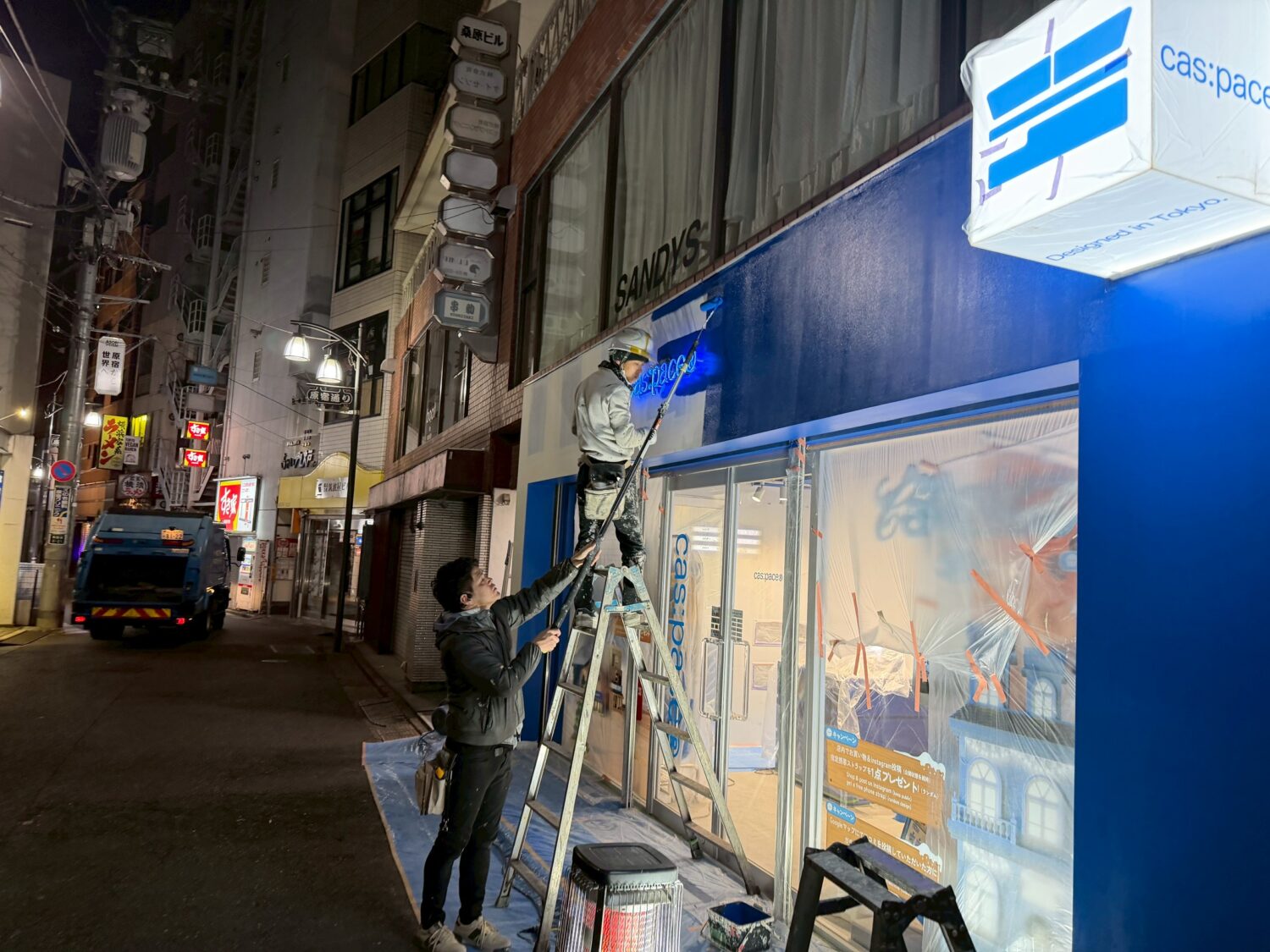 原宿 店舗 外装塗装 ローラー作業 夜間